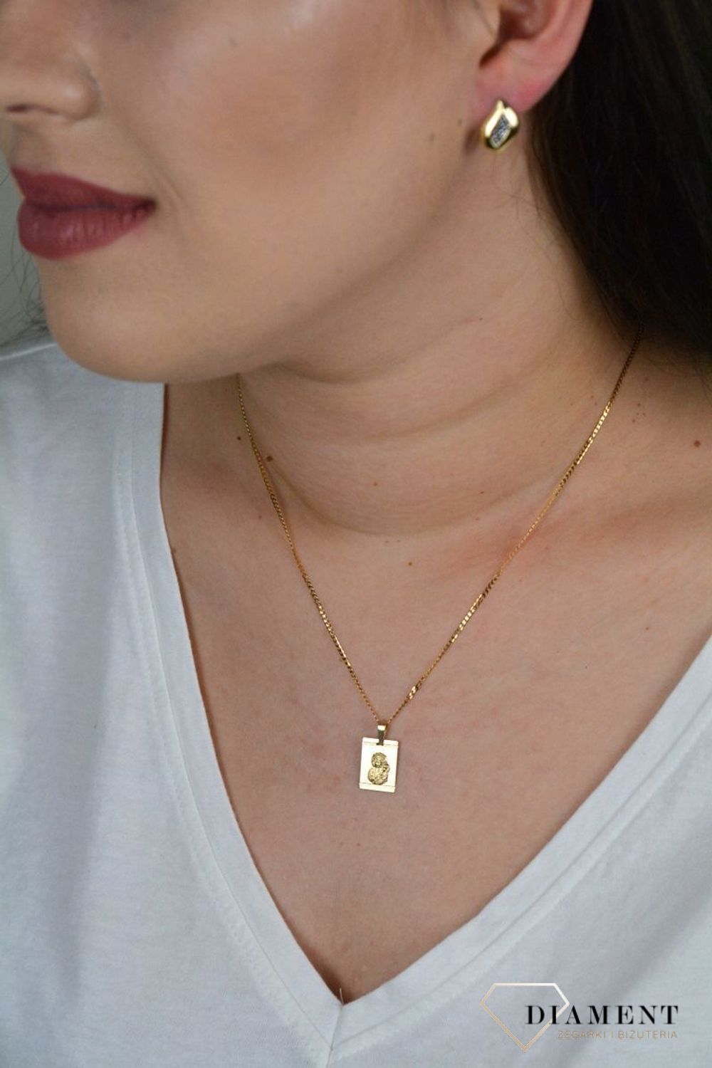 Złoty, prostokątny medalik z Matką Boską Częstochowską. ZA 6061A.jpg